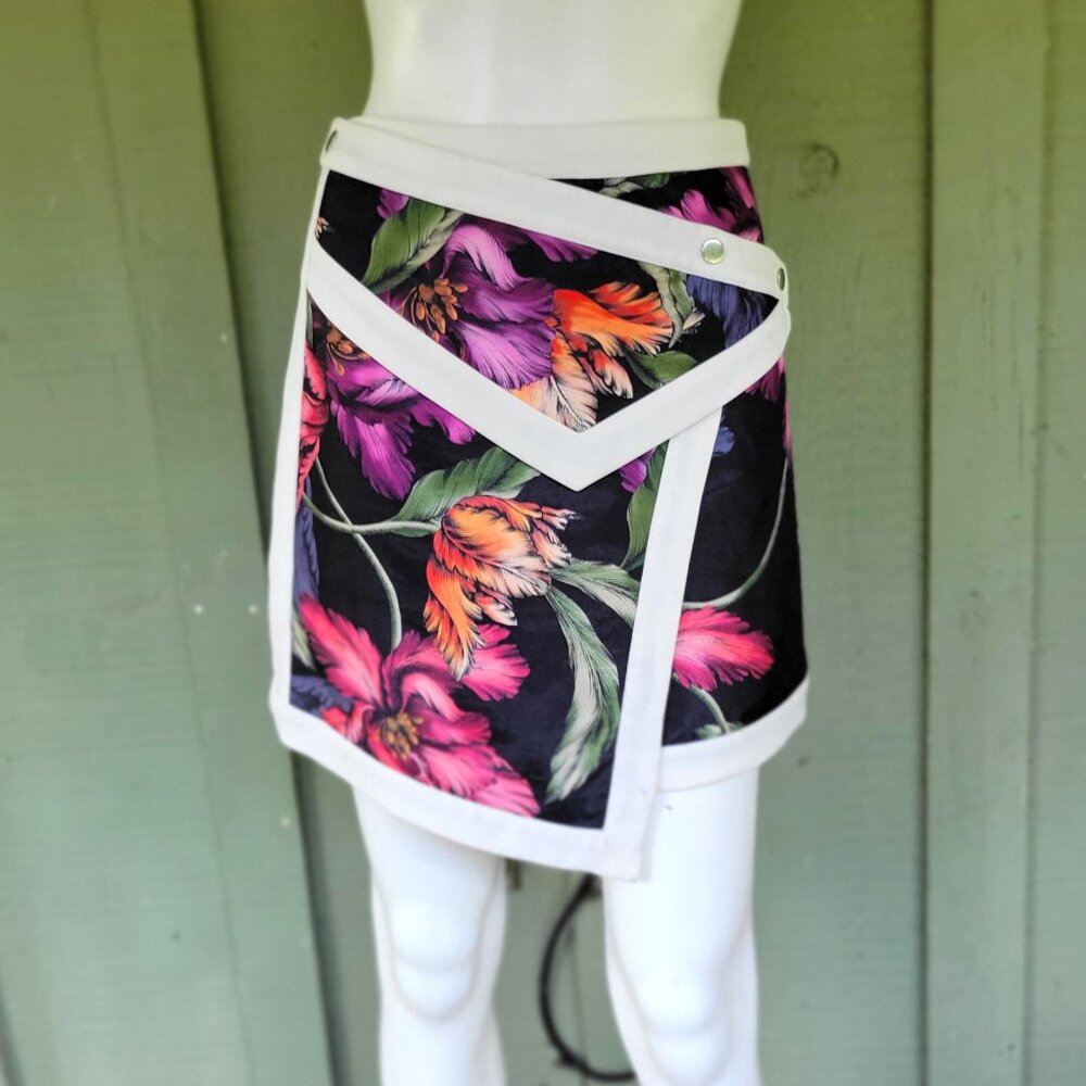 NWT CAMEO C/Meo Fire Start Skirt Small Night Lily Print